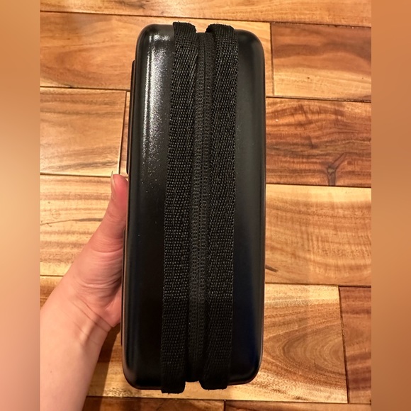 Salvatore Ferragamo Eva Air business class amenities kit (hard case) - Picture 5 of 7